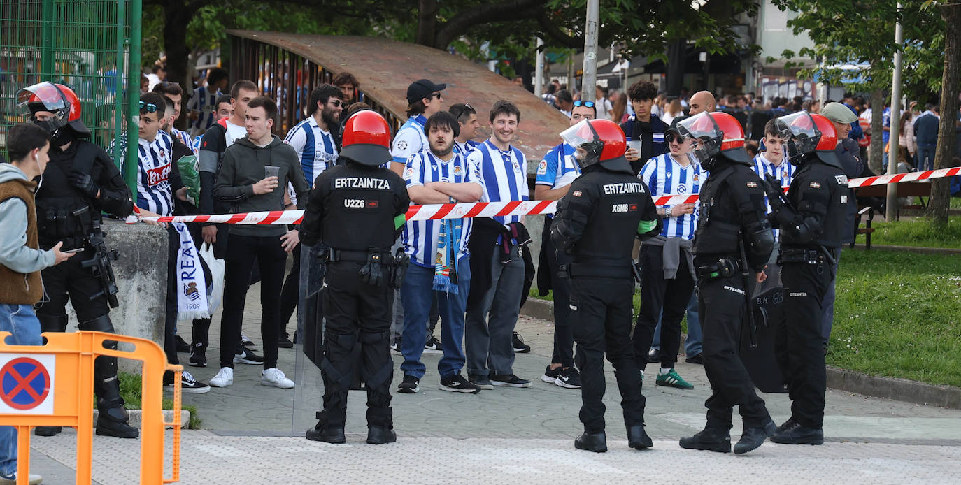 La afición vibra en la llegada del equipo