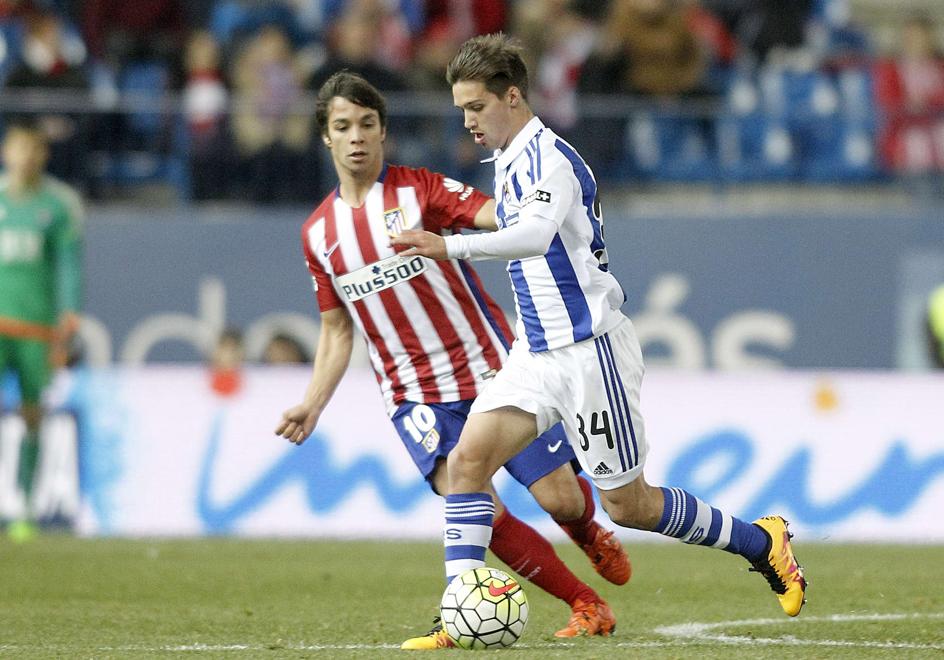 Eneko Capilla conduce el balón perseguido por Oliver Torres.