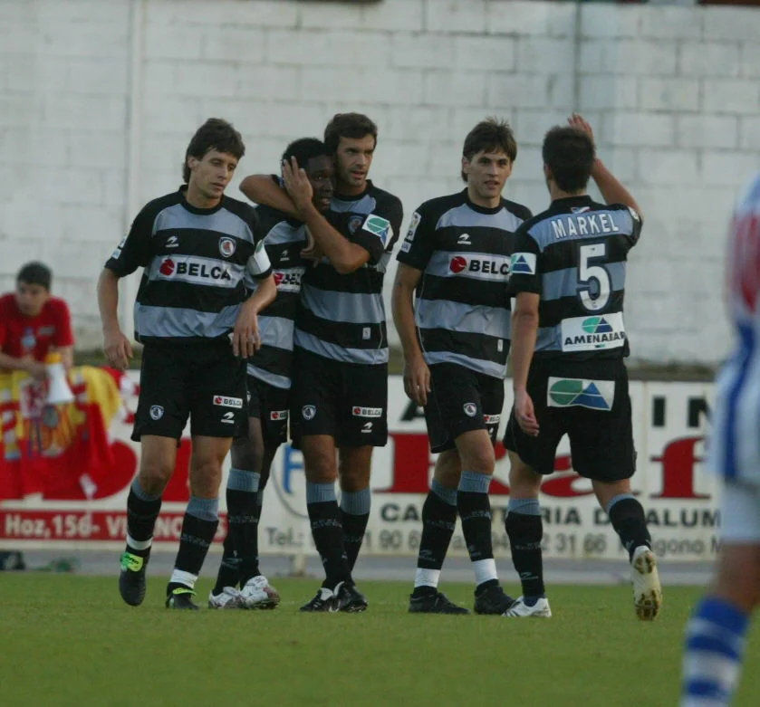 Xabi Prieto abraza a Giovanni Sio tras marcar un gol con el primer equipo en un amistoso ante la Gimnástica de Torrelavega.