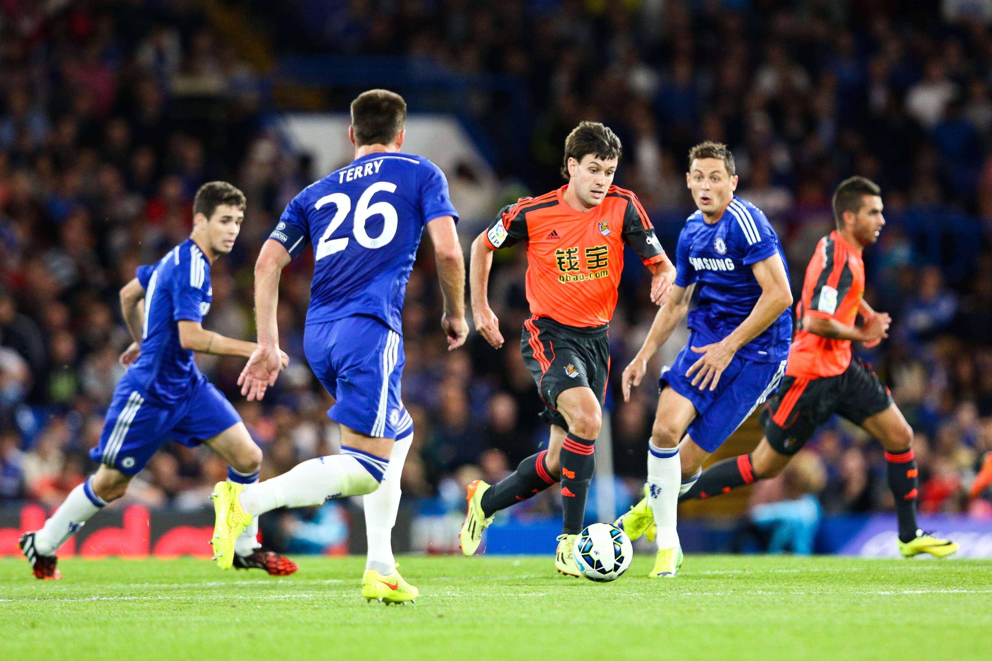 Iker Hernández conduce el balón ante Terry, con Matic y Oscar observando la acción, en un amistoso ante el Chelsea.