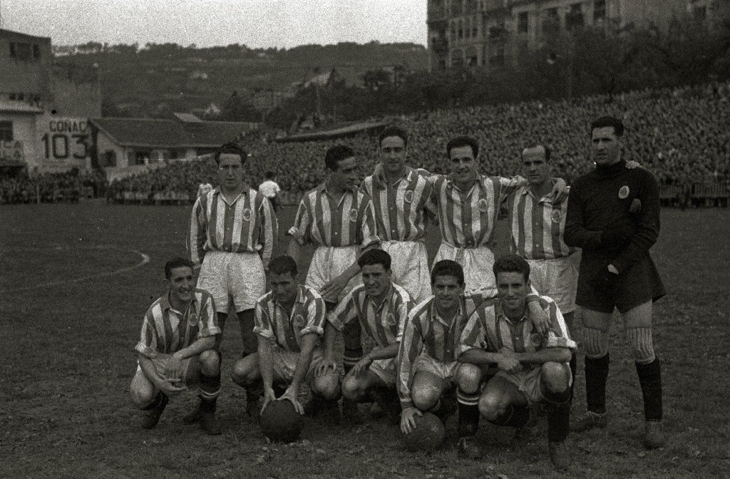 Ontoria posa con el balón agachadi el segundo por la izquierda antes de un partido con el resto de compañeros.