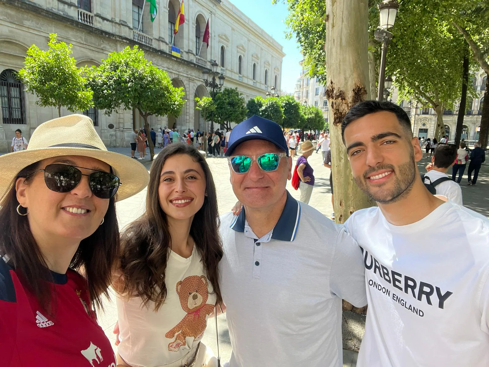 La madre, pareja y padre de Mikel Merino posan en Sevilla antes de la final de Copa
