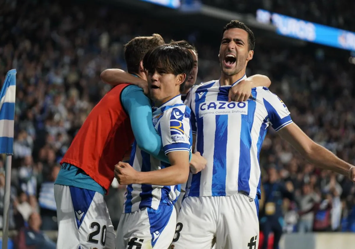 Gesto efusivo de Merino al público tras el gol de Kubo contra el Real Madrid.