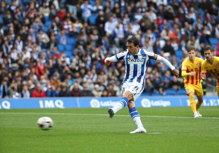 Oyarzabal dispara desde el punto de penalti para hacer el 1-0.
