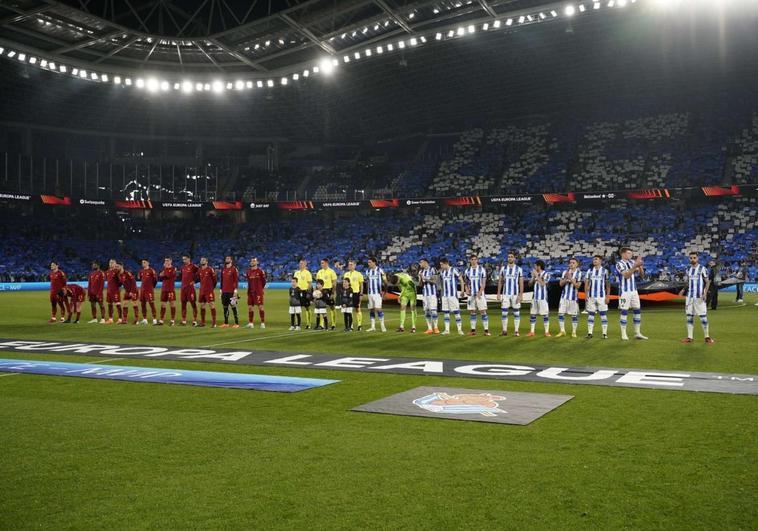 La Real Sociedad y la Roma posan antes del partido de vuelta de octavos de final de la Europa League.