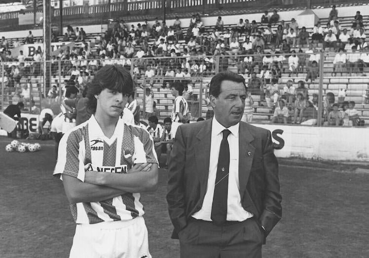 Bittor Alkiza, con la equipación del Sanse, junto a su padre Iñaki Alkiza en Atotxa el 2 de agosto de 1989.