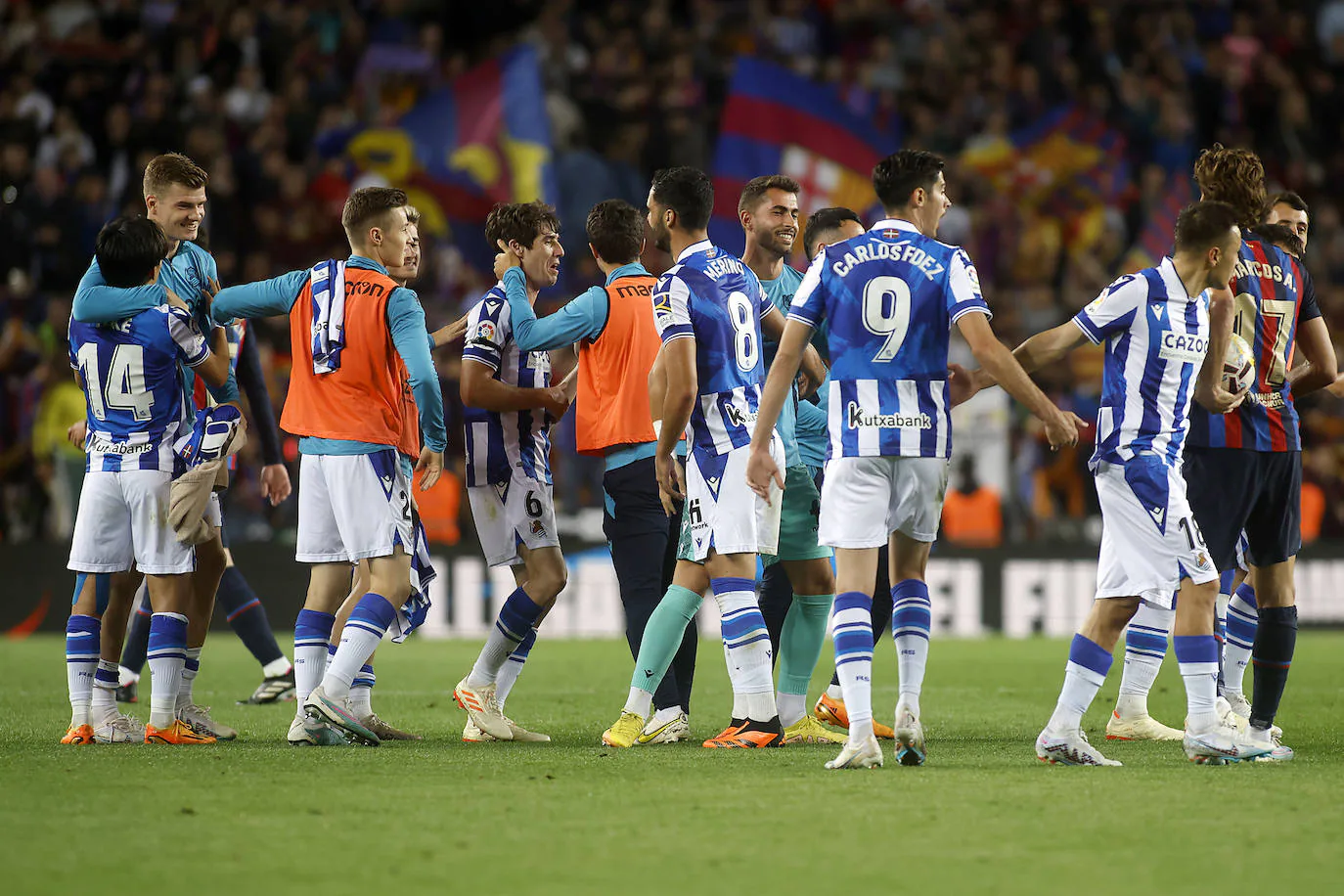 Los jugadores de la Real celebran la victoria ante el Barcelona sobre el césped del Camp Nou.