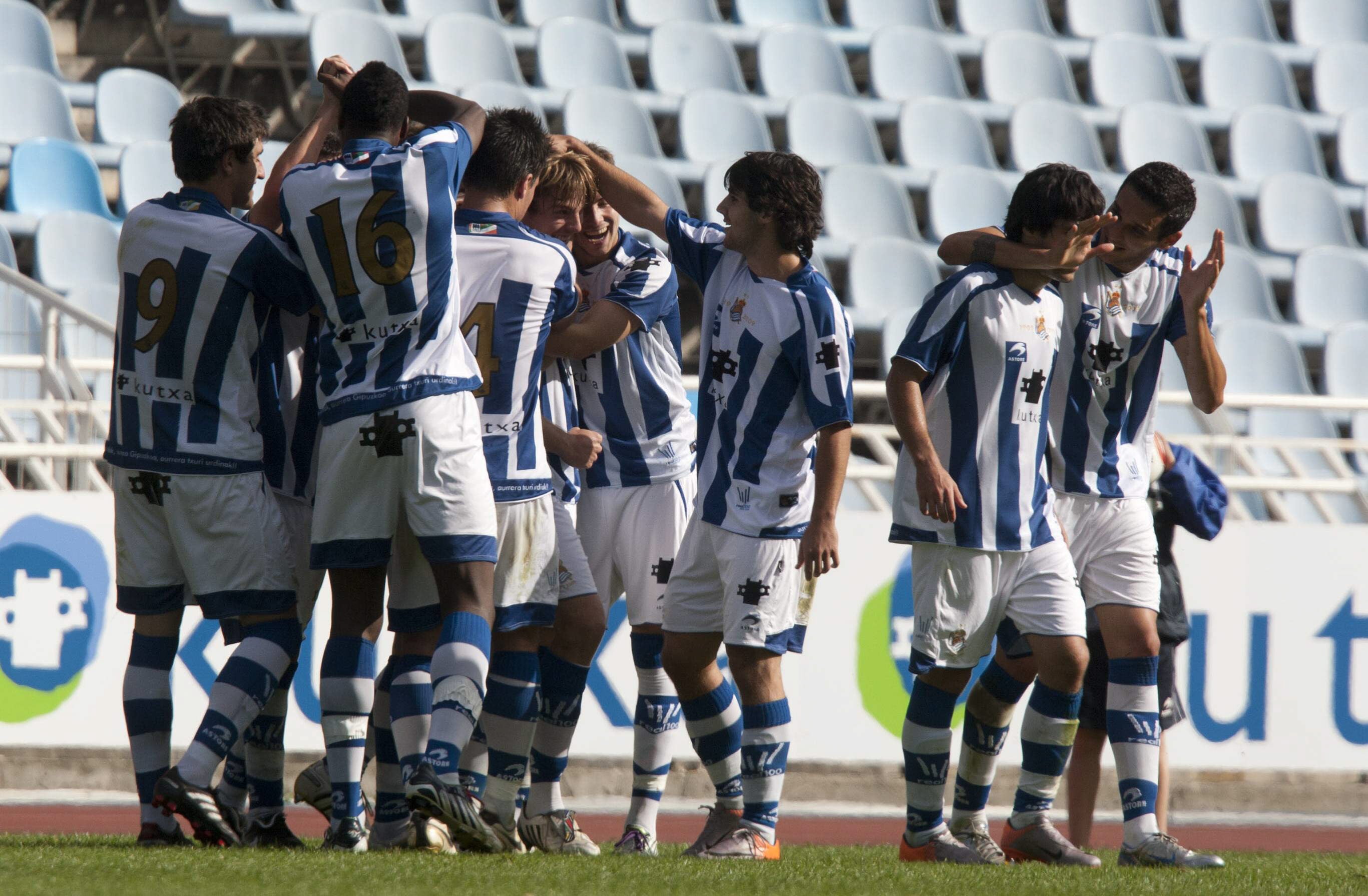 2010: Encuentro de la Real Sociedad B y el Real Unión. Los txuri-urdines celebran el gol de falta de Illarramendi. 