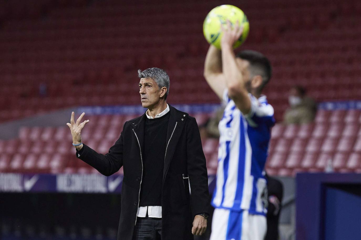Imanol da instrucciones en el Metropolitano.