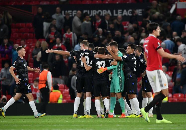 Imagen principal - Arriba, los txuri-urdin se felicitan por el triunfo en Old Trafford frente al Manchester United (0-1). Debajo, Pacheco y Marín celebran la victoria en el Sánchez Pizjuán ante un cabizbajo Gudelj (1-2). Sobre estas líneas, Navarro se marcha de Camavinga en el Santiuago Bernabéu, donde la Real sumó un punto (0-0).