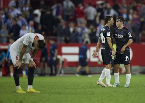 Imagen secundaria 1 - Arriba, los txuri-urdin se felicitan por el triunfo en Old Trafford frente al Manchester United (0-1). Debajo, Pacheco y Marín celebran la victoria en el Sánchez Pizjuán ante un cabizbajo Gudelj (1-2). Sobre estas líneas, Navarro se marcha de Camavinga en el Santiuago Bernabéu, donde la Real sumó un punto (0-0).