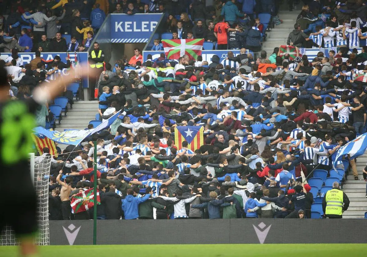 Aficionados festejan un gol en el Reale Arena.