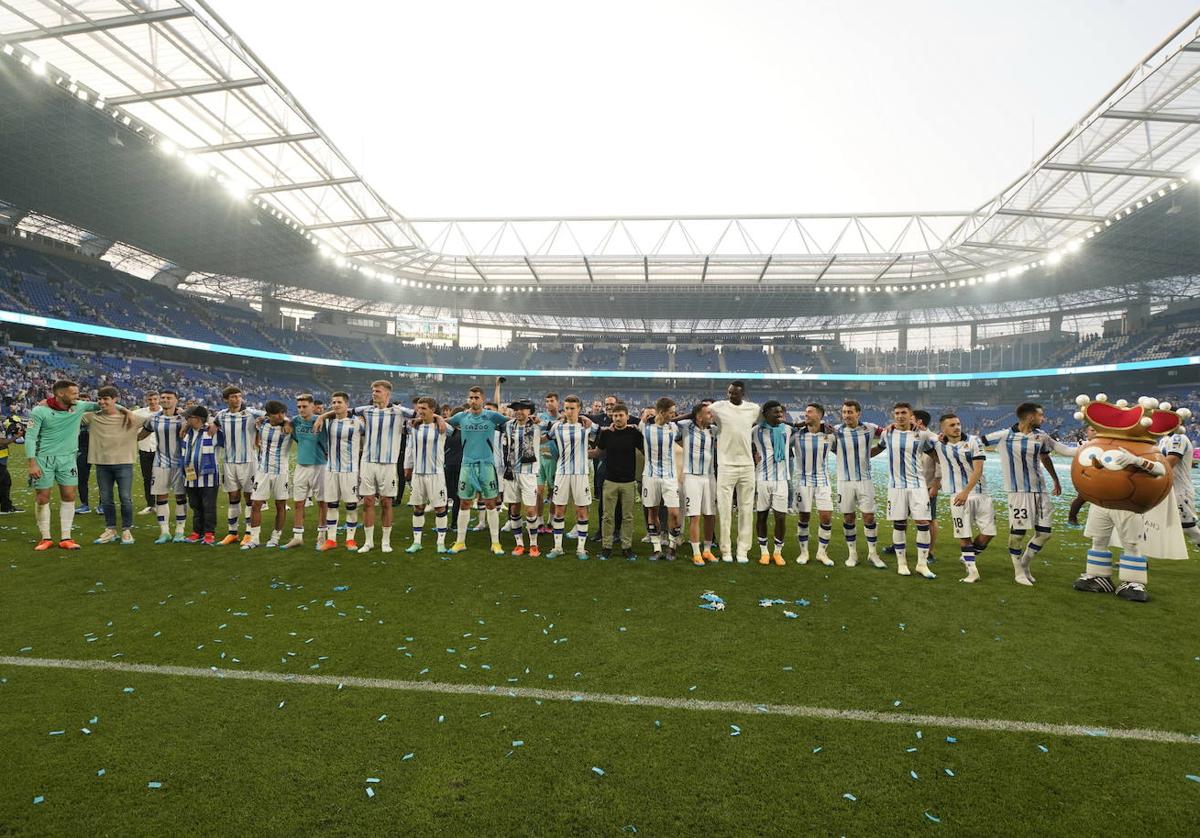 Piña de los jugadores de la Real que se despiden hasta el próximo curso de la afición.