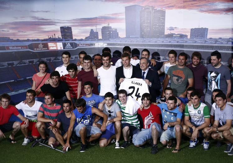 Illarramendi y Florentino Pérez, rodeados por la cuadrilla del jugador en julio del 2013.