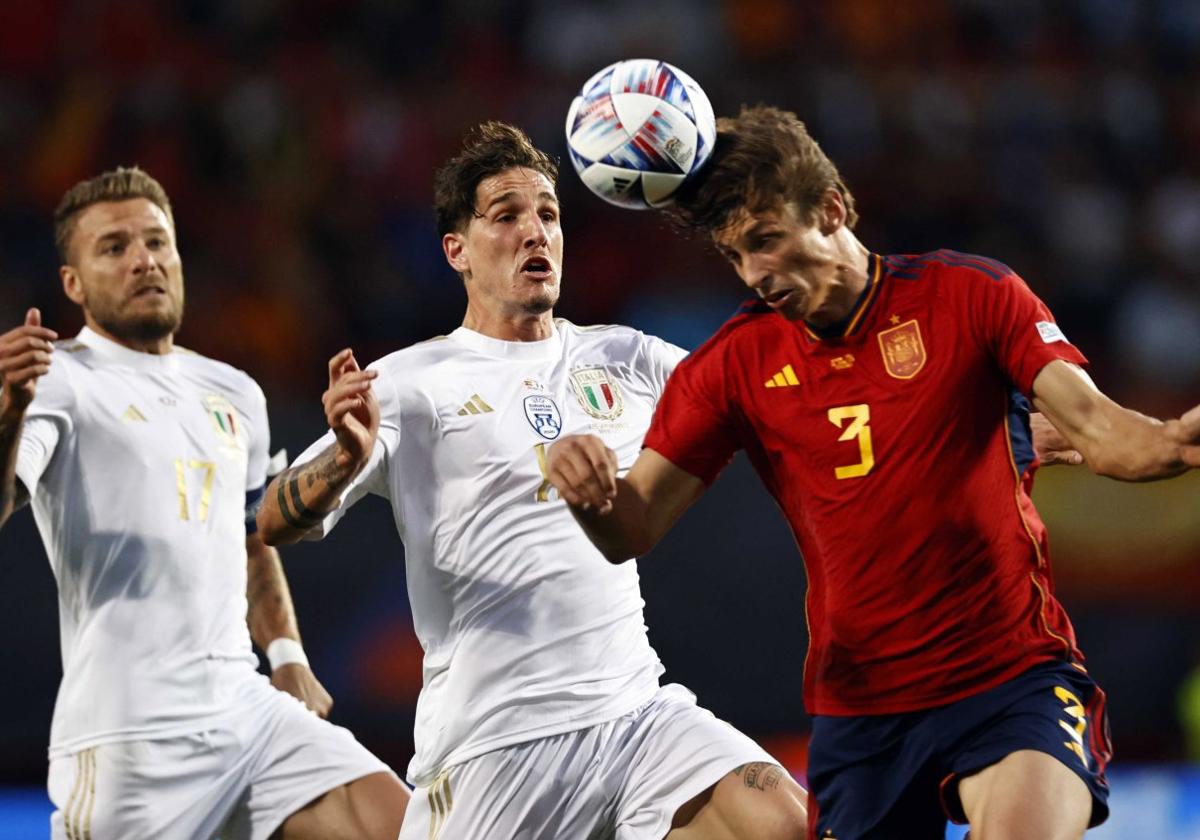 Le Normand se anticipa a Zaniolo y a Immobile para despejar un balón con la cabeza.