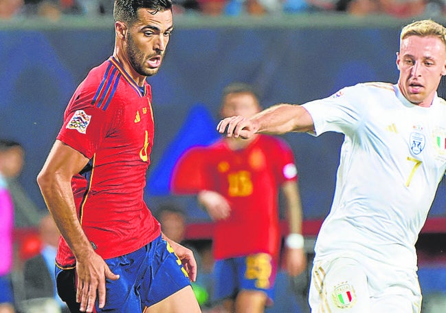 Merino protege el esférico ante Frattesi.