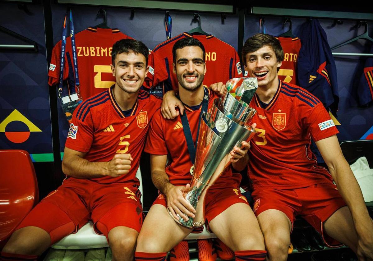 Martin Zubimendi, Mikel Merino y Robin Le Normand celebran el título de la UEFA Nations League en el vestuario.