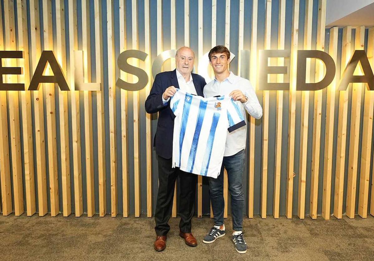 Mikel Goti junto a Angel Oyarzun posan con la camiseta de la Real Sociedad.