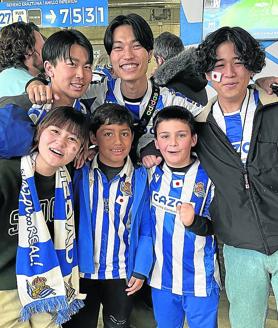 Imagen secundaria 2 - Miembros de la peña Reala Nippon en Yokohama. Dos seguidoras asiáticas en el Reale Arena y simpatizantes japoneses de la Real con aficionados locales en Anoeta.