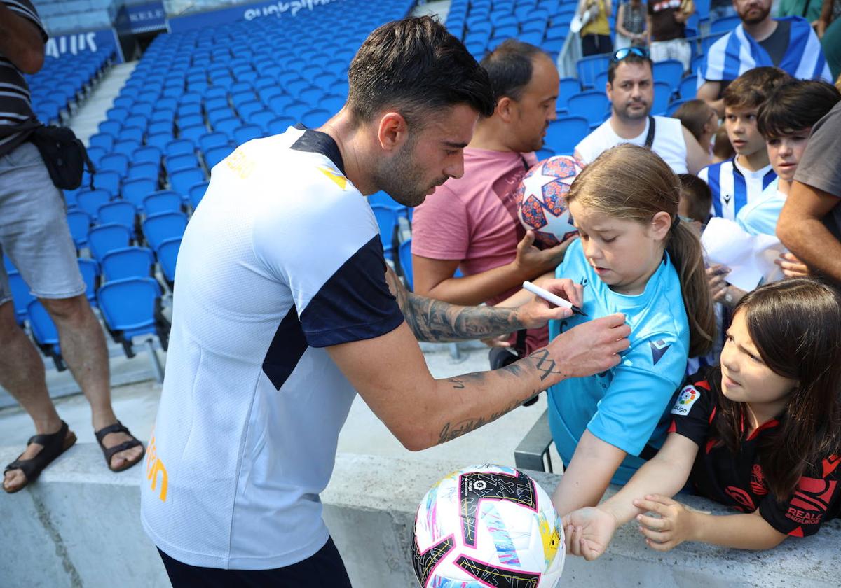 Diego Rico firma un autógrafo a una joven aficionada.