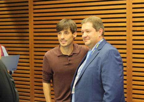 Imagen secundaria 1 - Silva dejando atrás a De Jong en un partido de Liga. En Gastronomika en una cata de vinos. En Zubieta junto a Sagnan.