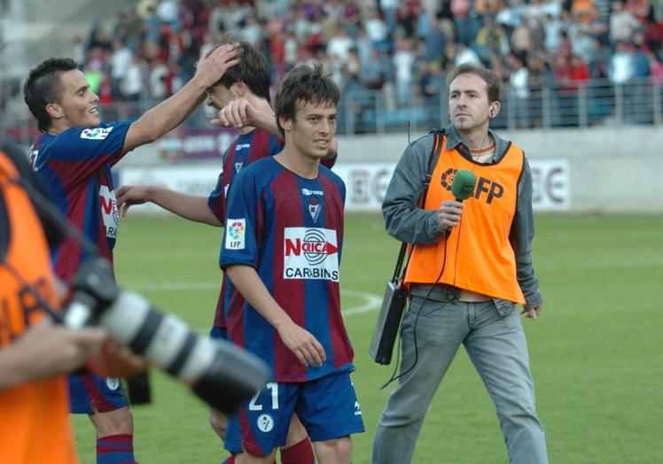 Imagen principal - Silva jugó en el Eibar cedido en la temporada 04/05. En el Valencia formó una dupla endiablada con David Villa. Y con la selección fue miembro de la mejor generación.