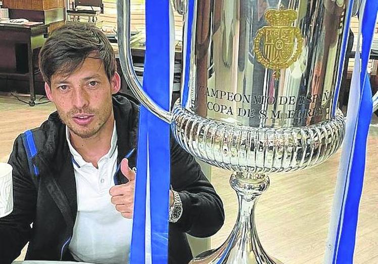 Imagen principal - David Silva, una travesía exitosa como txuri-urdin