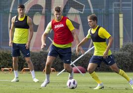 Sorloth presiona a Denis Suárez en su primer entrenamiento ayer con el Villarreal que entrena Quique Setién.