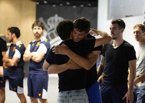 Imagen secundaria 1 - El vestuario de la Real se despide de su &#039;mago&#039;