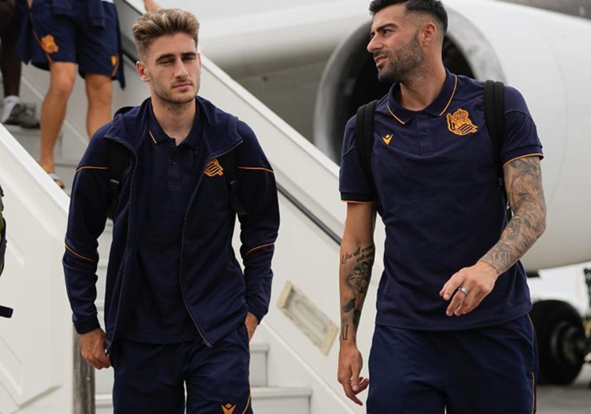Los jugadores de la Real, tras aterrizar en Monterrey, México