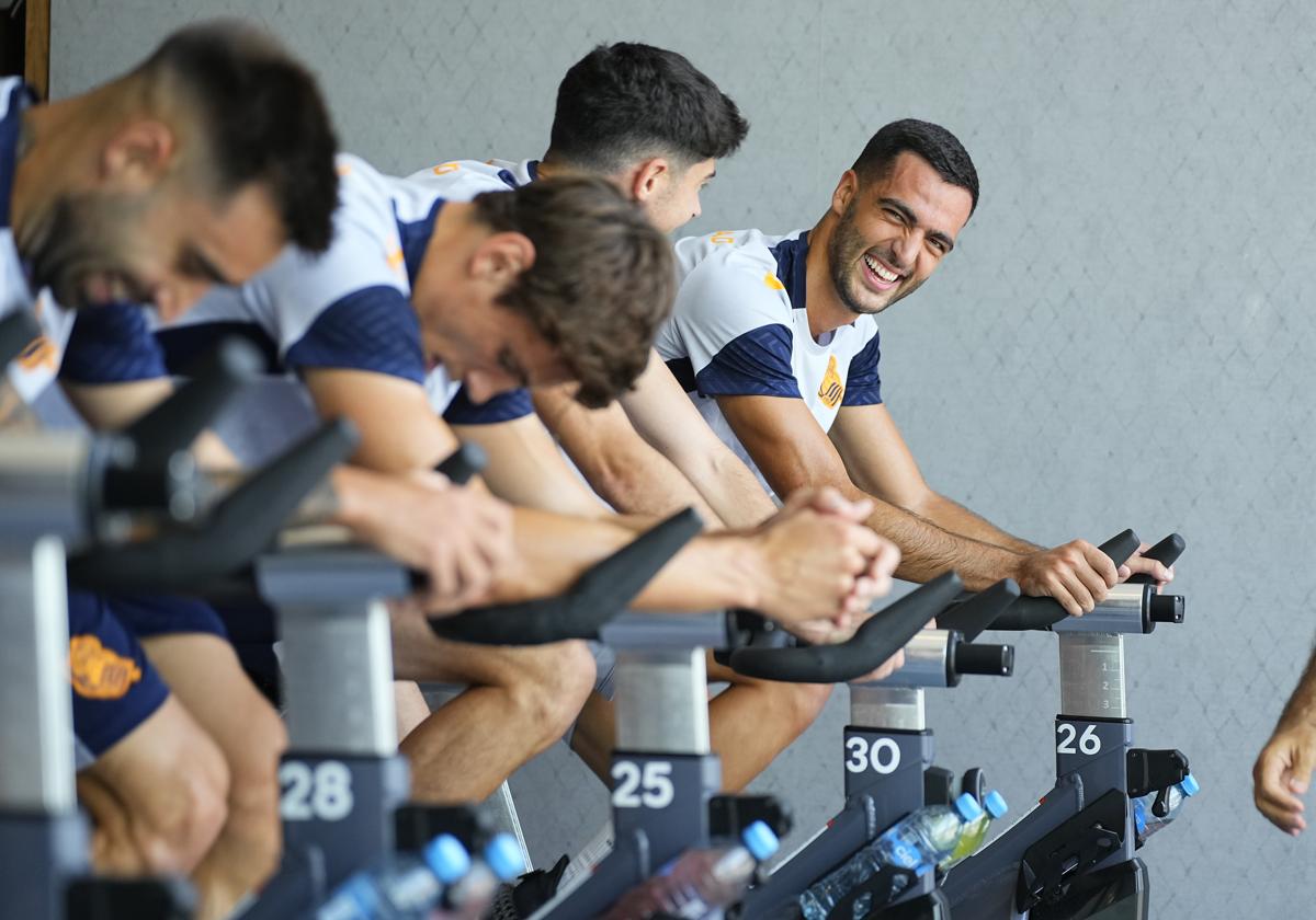 Mikel Merino, Carlos Fernández, Le Normand y Brais realizan una sesión en el gimnasio.