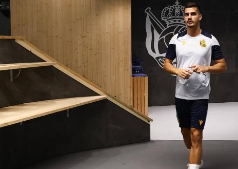 Imagen secundaria 1 - Silva ha estado este miércoles en Zubieta y por la mañana ha tenido tiempo incluso para saludar a algún aficionado.