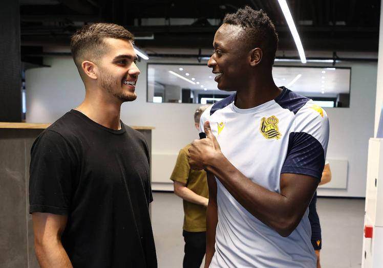 Imagen principal - Silva ha estado este miércoles en Zubieta y por la mañana ha tenido tiempo incluso para saludar a algún aficionado.