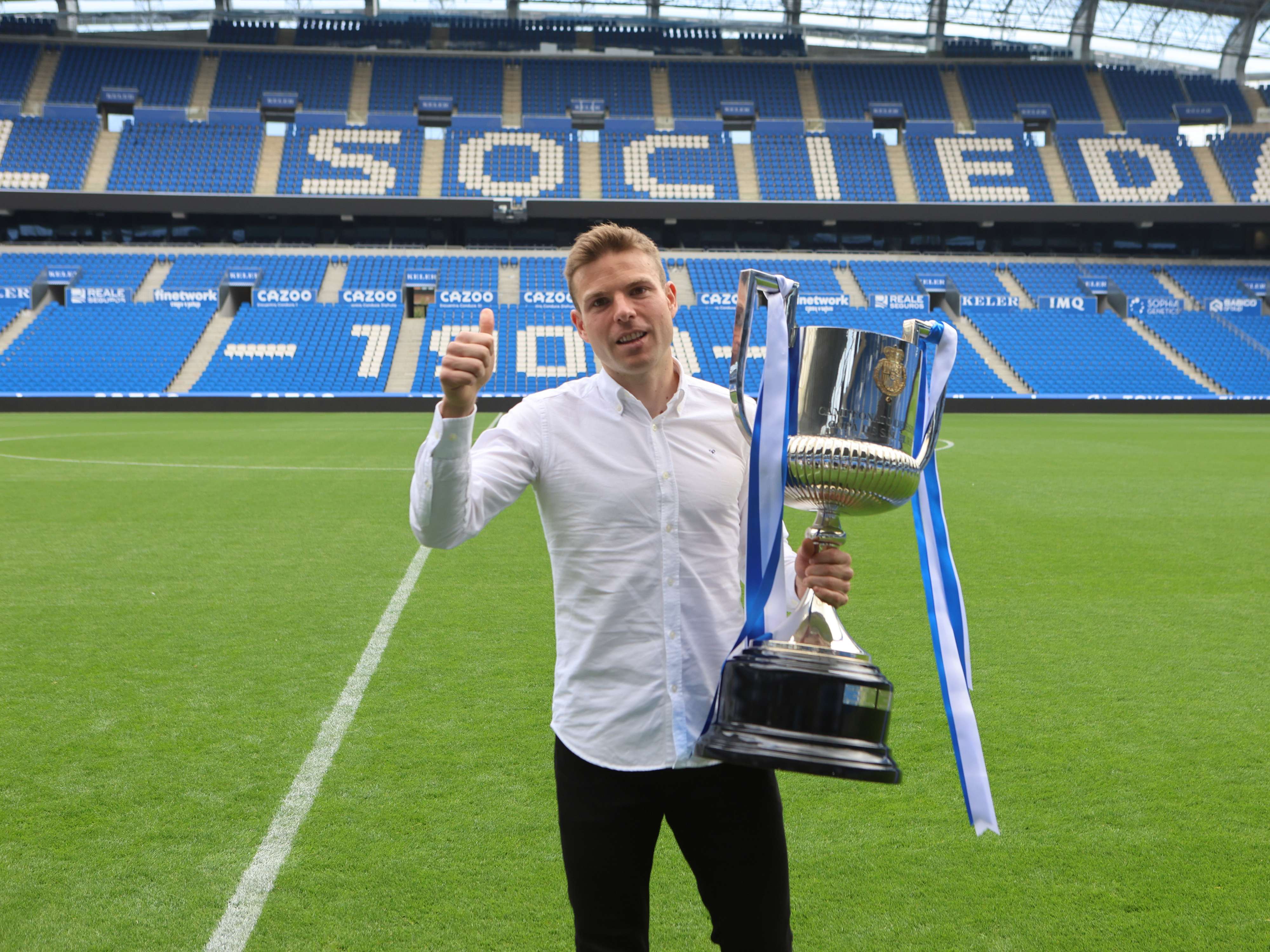 Illarramendi posa con la Copa ganada en Sevilla en el Reale Arena