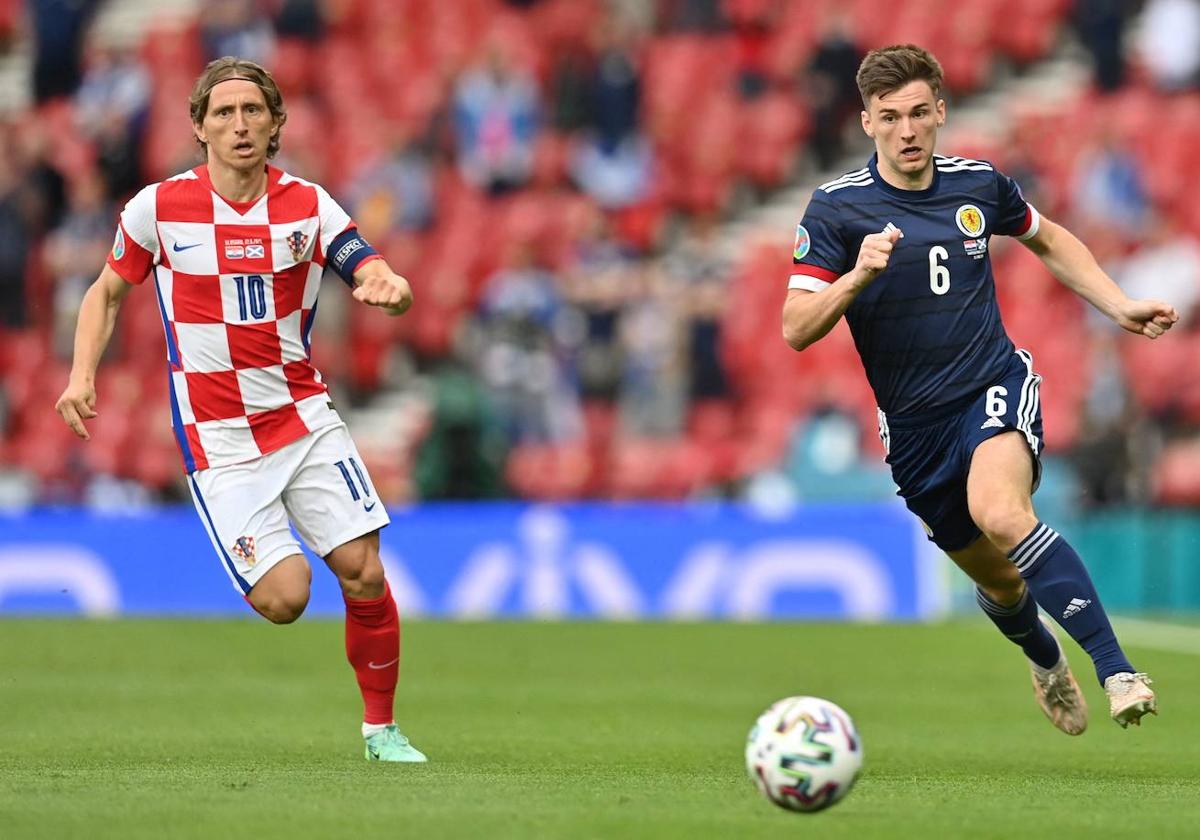 Kieran Tierney en un encuentro con la selección escocesa de fútbol.