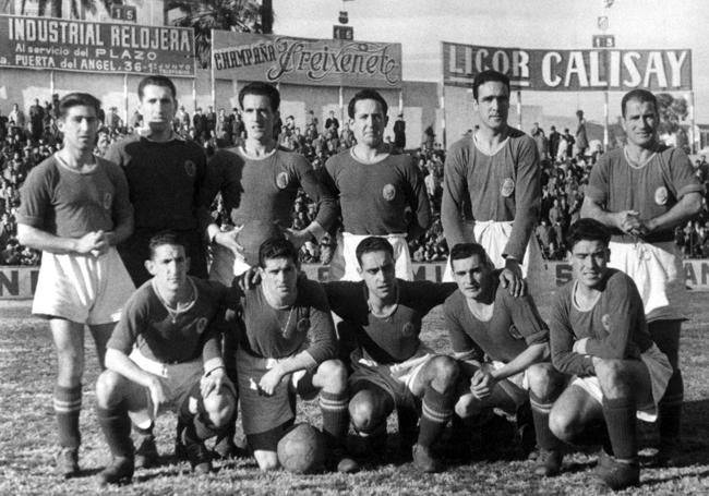 Gomes Bravo, el del medio de los jugadores que posan abajo, el 21 de diciembre de 1947 en un partido de liga que la Real disputó contra el Espanyol en el estadio de Sarriá.