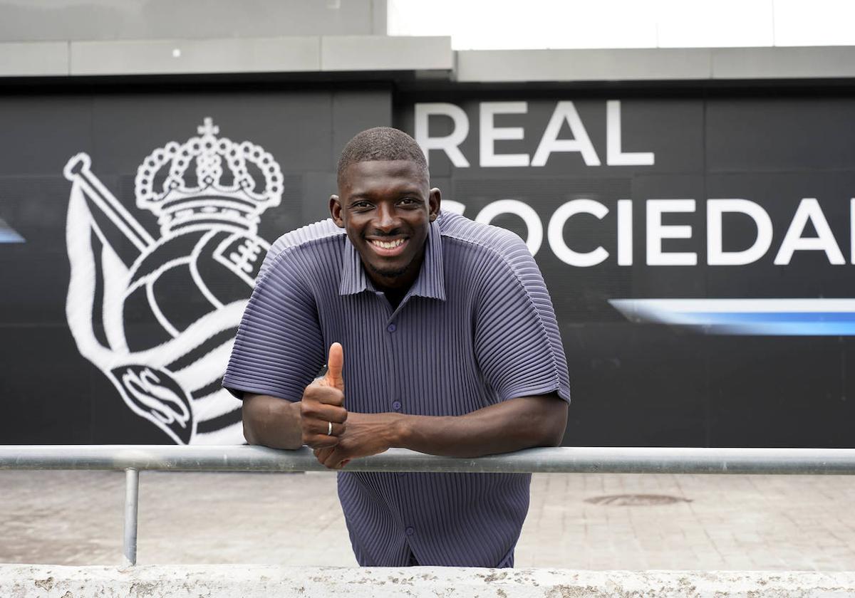 Hamari Traoré posa sonriente con el pulgar hacia arriba en las instalaciones de Zubieta.