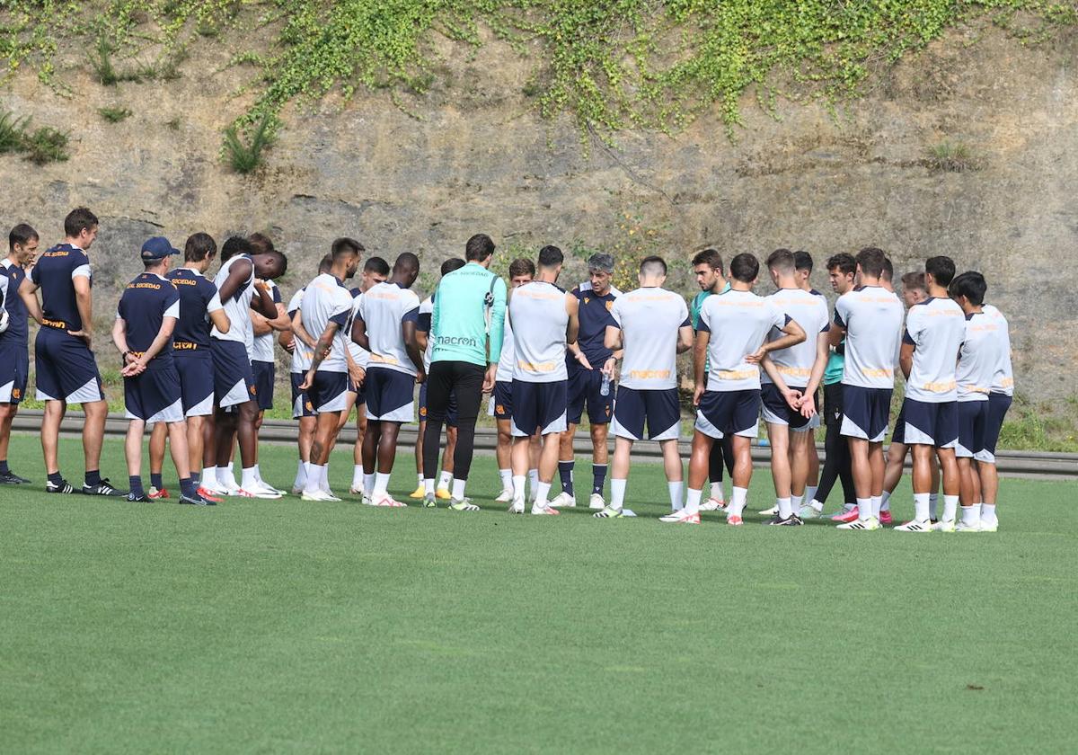 Imanol Alguacil da una charla antes del comienzo del entrenamiento de este viernes de la Real.