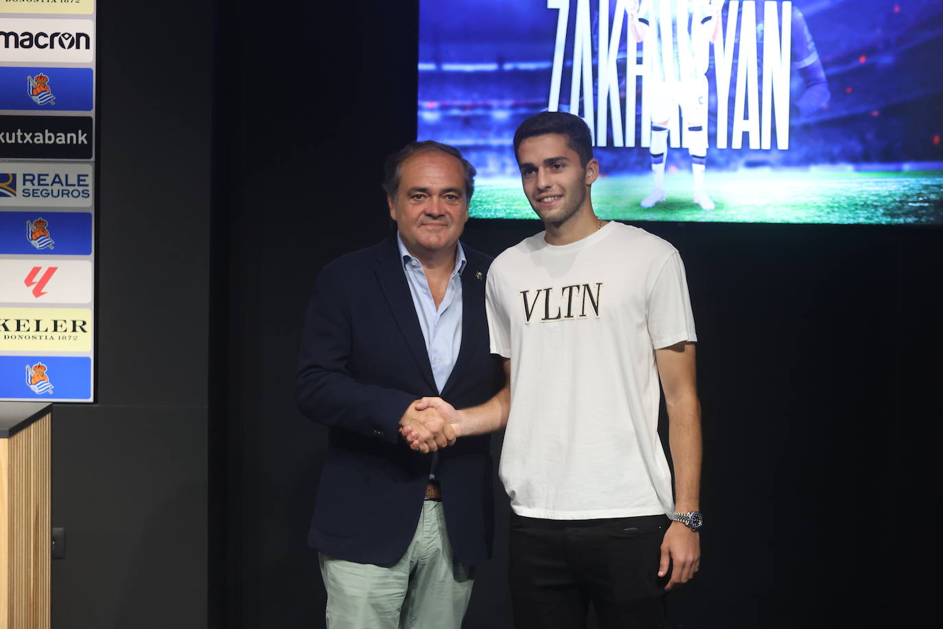 Arsen Zakharyan junto a Jokin Aperribay en la rueda de prensa de presentación de este lunes.