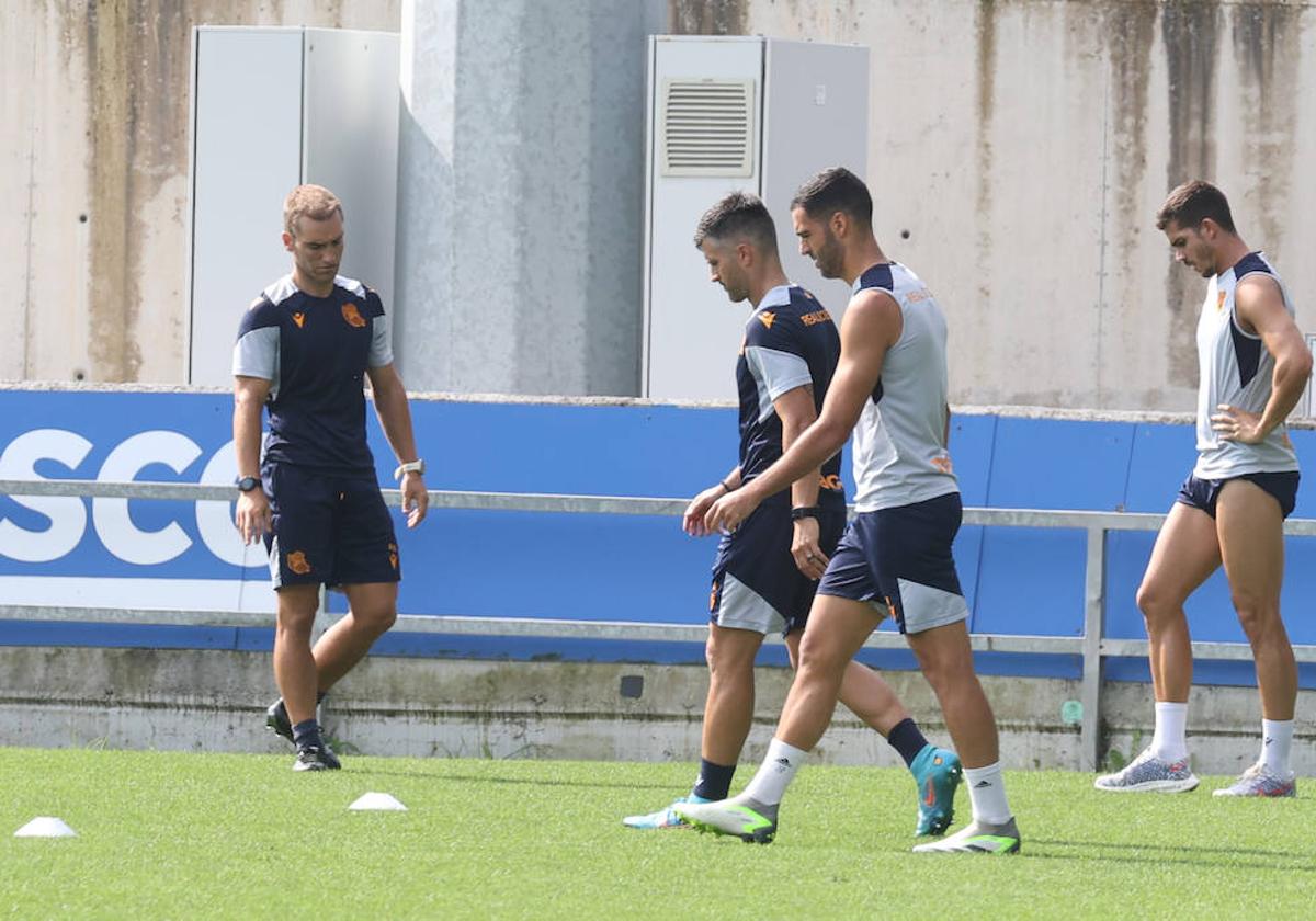 Mikel Merino, entrenando con Silva en Zubieta.