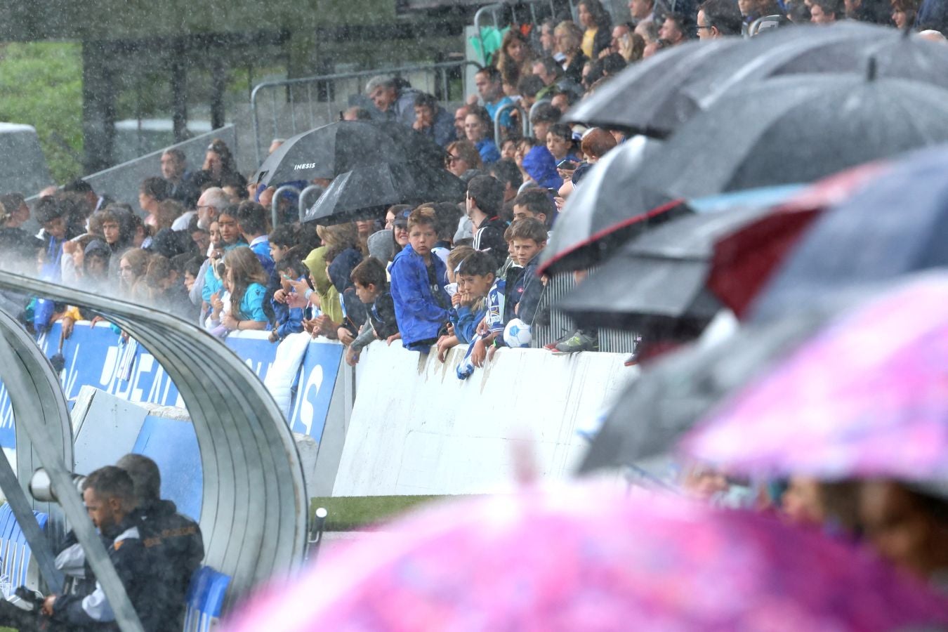 La lluvia no impide que la afición llene Zubieta