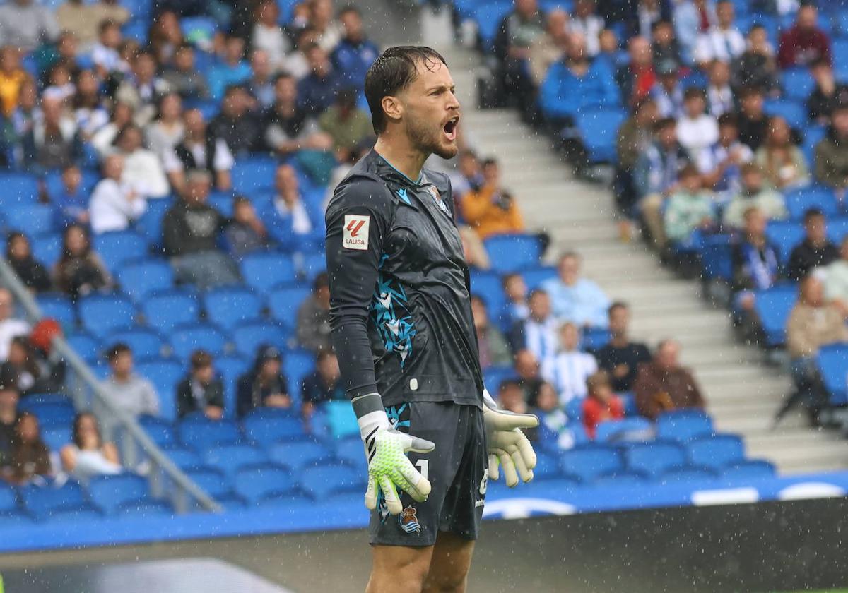 Álex Remiro, en un momento del encuentro ante el Granada.