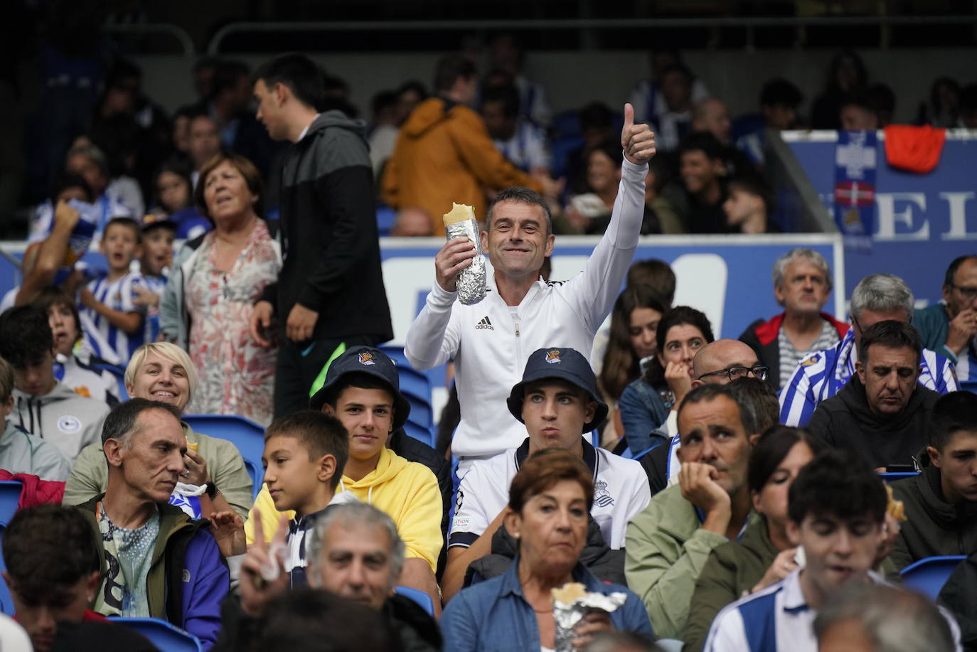 Las fotos de la afición txuri-urdin en el Reale Arena