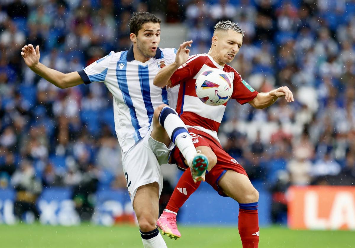 Zakharyan pelea un balón con Bryan en el último partido contra el Granada.