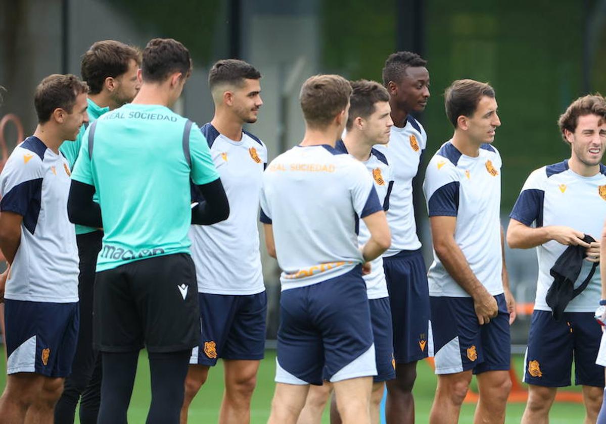 André Silva, al lado de los dos porteros, en el inicio del entrenamiento.