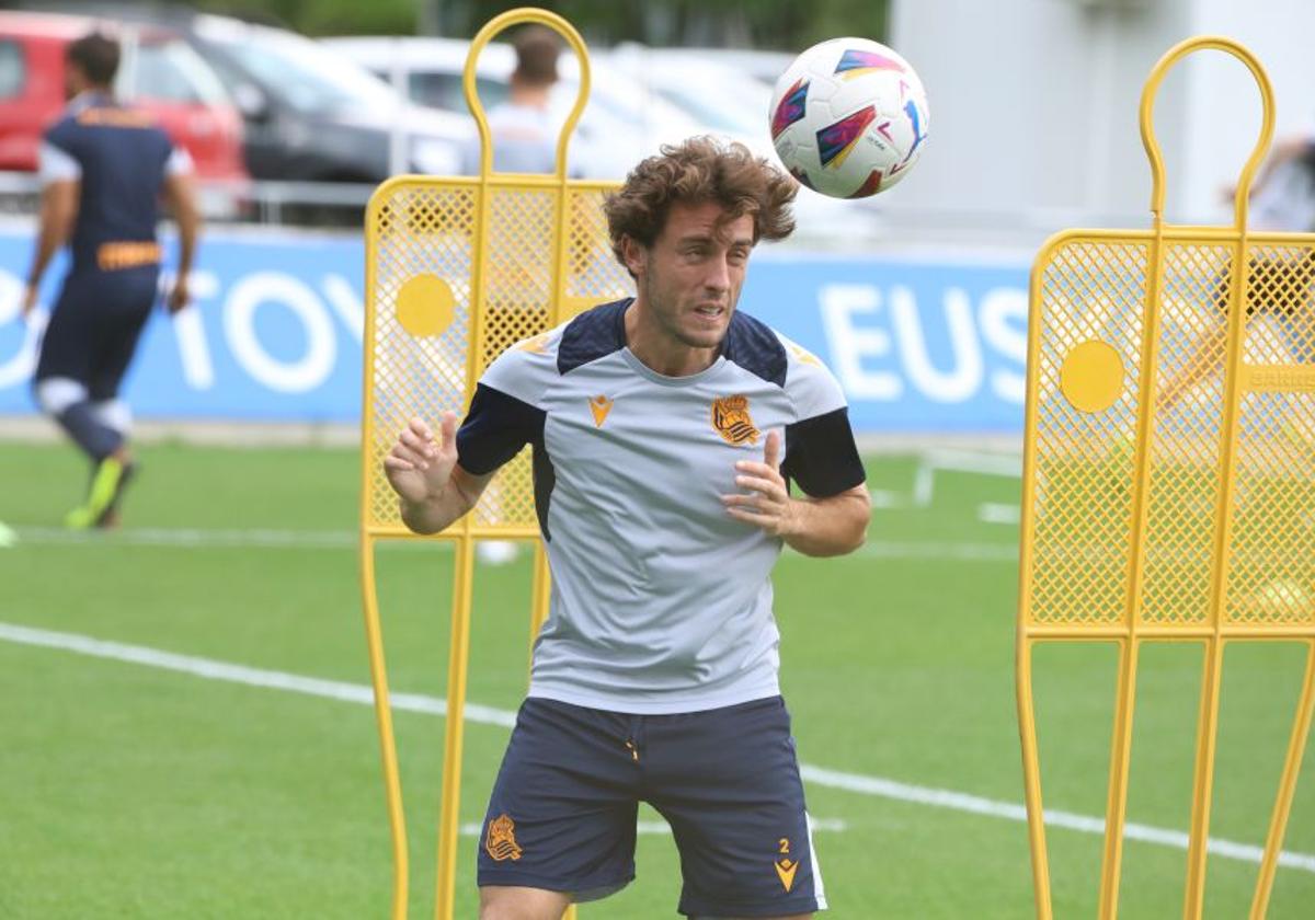 Odriozola golpea el balón con la cabeza en un entrenamiento de esta semana en Zubieta