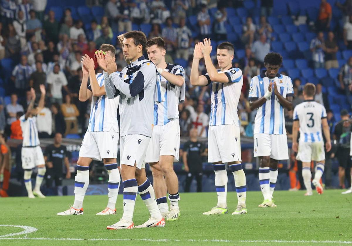 Oyarzabal y sus compañeros agradecen con un aplauso el apoyo de la afición.