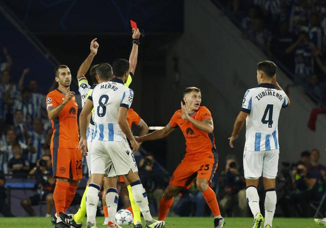 Michael Oliver muestra la roja a Nicolo Barella.