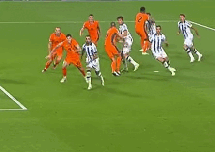 Fotogramas de la acción reclamada como penalti por Robin Le Normand.