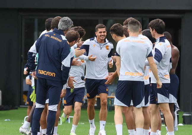 André Silva, recibiendo las collejas de los compañeros en el pasillo de bienvenida al entrenamiento.